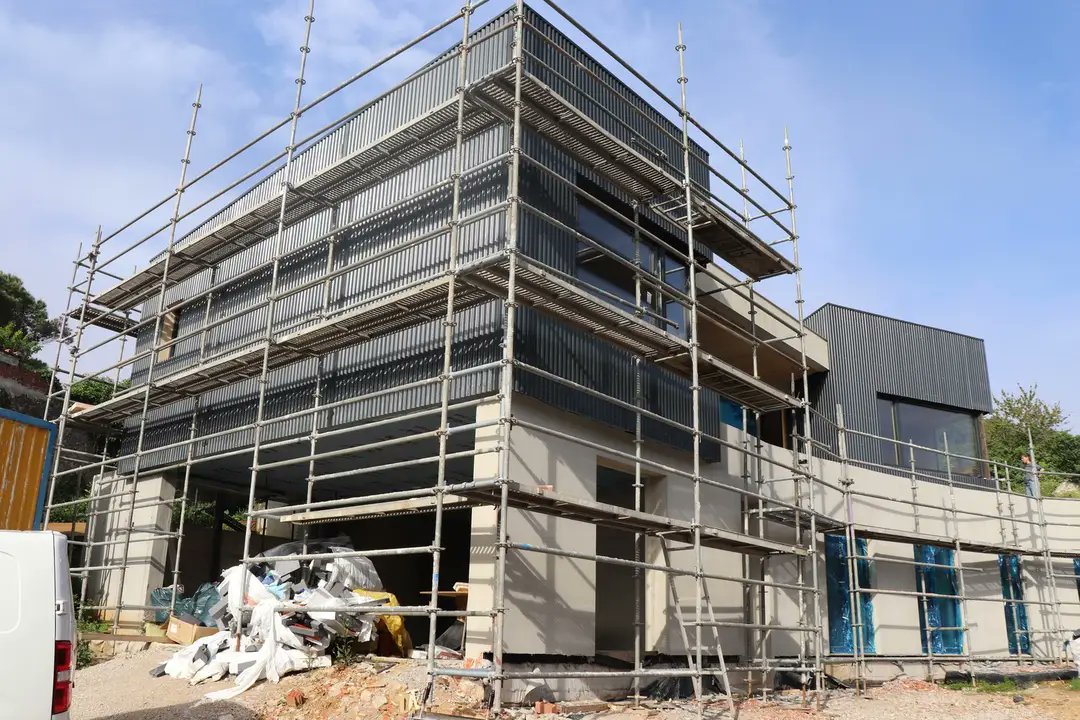 DUQUEYZAMORA's tweet photo. Compartimos unas fotos recientes de una casa que nos encanta! ❤️
Objetivo #certificación #Passivhaus #CasaPasiva en suelo urbano de #Llanes. Proyecto singular, estructura #madera #CLT, envolvente aislada y acabado exterior chapa metálica. 1° #BlowerDoor test superado 0,3ren/h. https://t.co/LCUFCXkl7j