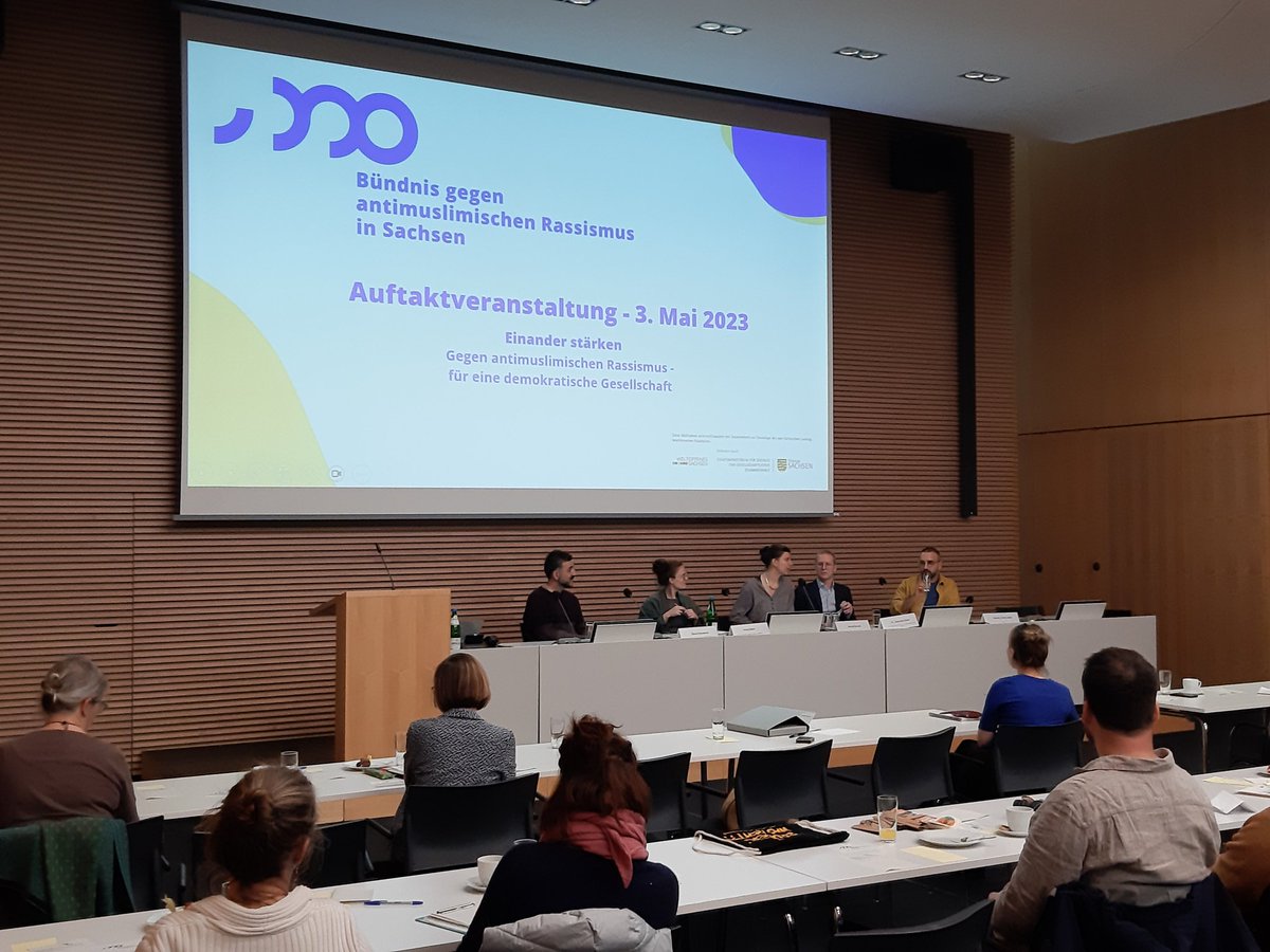 Podiumsgespräch bei der heutigen Auftaktveranstaltung des Bündnis gegen antimuslimischen Rassismus in Sachsen mit @oezcanKaradeniz und Anna Sabel (<a href="/vb_leipzig/">Verband binationaler Leipzig</a>), <a href="/JohannesKiess/">Johannes Kiess</a> (@EFBI_Sachsen) und <a href="/kassem_ts/">Kassem Taher Saleh</a> sowie Nicola Eschen (sachsen-gegen-amr.de). Auf gute Zusammenarbeit!
