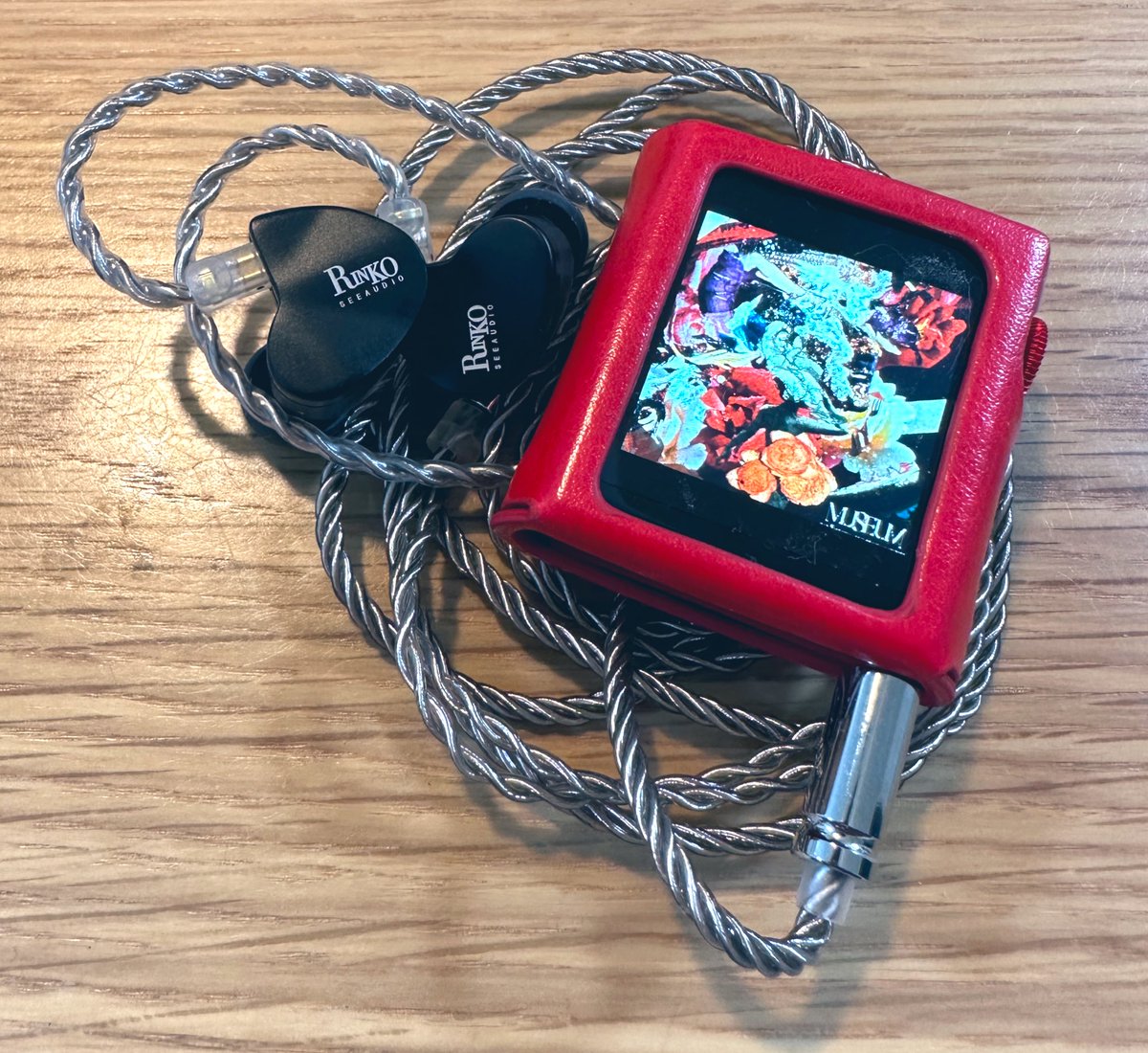 tEsLa_zero_'s tweet photo. M0pro着弾！
最初、無設定で聴いててちょっとやばいなと思ったけど、いろいろと設定いじったら良くなったかも？
4.4mm変換ケーブルは明日届く予定😊
MYTH&amp;ROIDよき！😆

#SHANLING
#M0pro
#Seeaudio https://t.co/EyKnQaUSQG