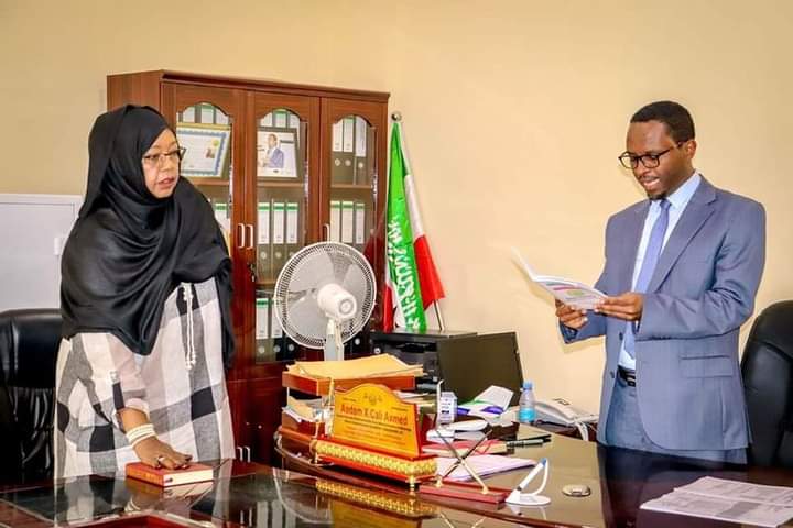 Hambalyo Aamina Fariid oo loo dhaariyay xildh. GW. 
How long b4 Sland politicians view women as stakehokders?
“In every cntry u go to, usually the degree of progress can never be separated from the woman. If u r in a cntry that's progressive, the woman is progressive”
Malcolm X