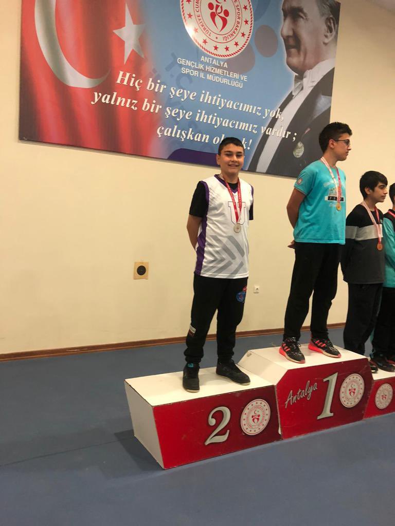 SPOR BAŞARILARIMIZ🏆
MEB Okul Sporları Atıcılık branşı küçükler kategorisinde sporcu öğrencimiz Doruk DEMİR 2. olmuştur. Öğrencimizi tebrik ederiz💜🥈#UğurdaAktifYaşam