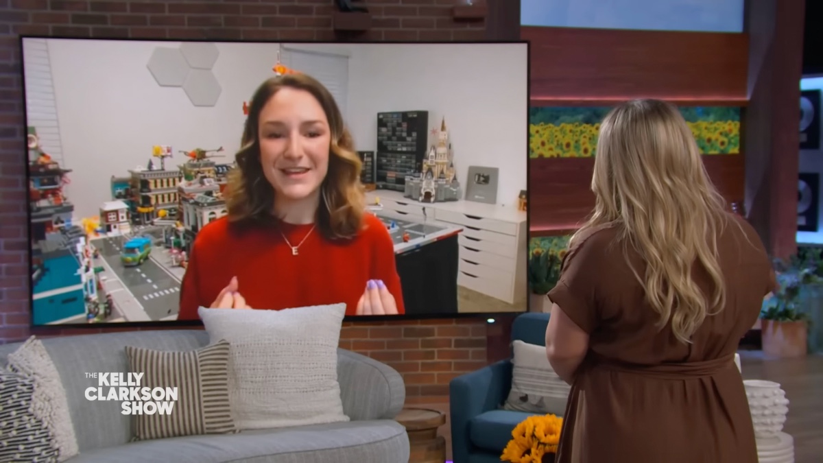 A TikTok star who went viral thanks to LEGO dog poop appeared in the latest episode of The Kelly Clarkson Show – and came away $1,000 better off.

brickfanatics.com/lego-tiktok-st…

#LEGO #LEGONews