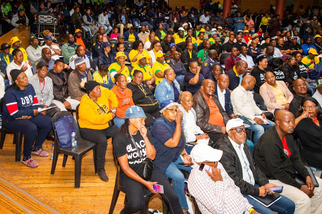 GautengProvince's tweet photo. Premier Panyaza @Lesufi today hosted a stakeholder engagement with the Gauteng liquor industry to, among others, discuss safety in the industry. The engagement also addressed challenges related to compliance, crime & corruption in the industry. #SafetyBeforeProfits https://t.co/PHklIqJ6LA