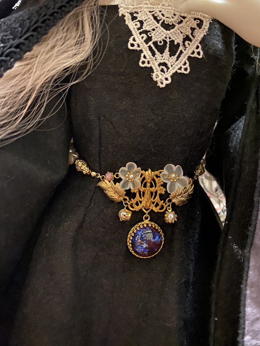 risetu_doll_tra's tweet image. 縁あり、 #ancienne 様の中世のドレスをお迎えいたしました。まだ小物類が整っていないので揃ったらまた撮影遠征に行きたい……。

迷っていたのですが、一旦、腰には花畑にこ様( @28Natural )のネックレスをつけてみました。