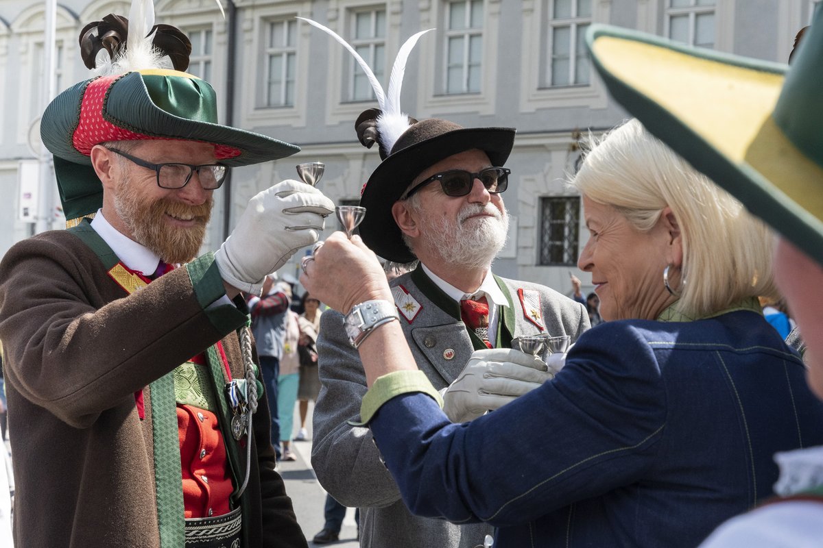 schuetzentirol's tweet photo. Südtiroler Schützen bei der Bundesversammlung des Bundes der Tiroler Schützenkompanien - Gespräche mit Bundesministerin Klaudia Tanner
▶️ https://t.co/ktlToCUsHi
#Bundesversammlung #BTSK #Schützen #Tirol #Innsbruck #Österreich https://t.co/TJdvwiP4Nc