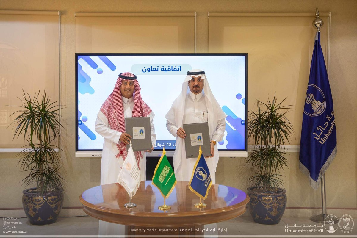 al_musawi1's tweet photo. رئيس #جامعة_حائل الأستاذ الدكتور راشد الشريف، والرئيس التنفيذي لهيئة تطوير محمية الإمام تركي، المهندس محمد الشعلان، يوقعان مذكرة تفاهم بين الجامعة والهيئة لتعزيز التعاون بين الجانبين في المجالات ذات اﻻهتمام المشترك، كالبحث العلمي، ودعم التوعية المجتمعية.
#حائل
@_UOH
 @ITBA_SA https://t.co/EjDa57TeM4