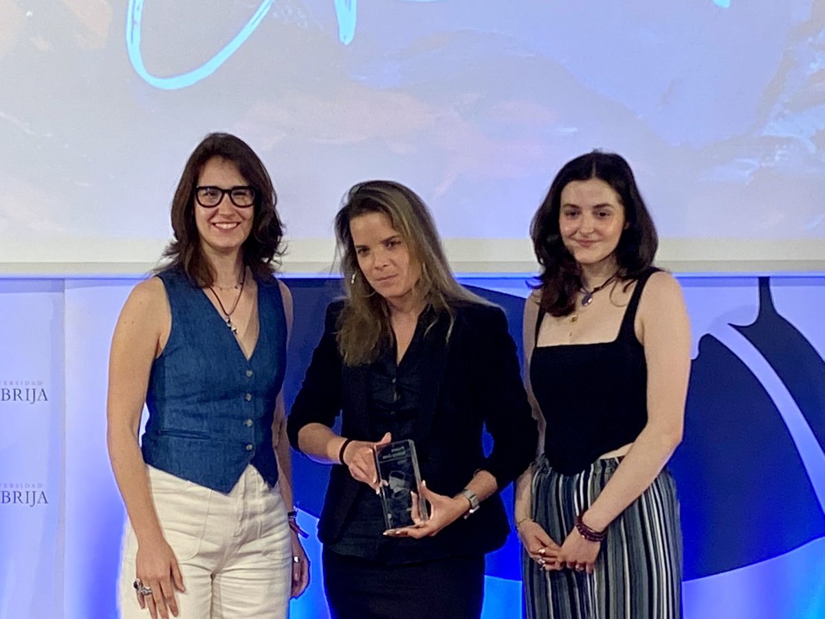 En la categoría de diseño digital la ganadora del Premio #NebrijaCREA en su IV edición es... ¡la diseñadora multidisciplinar y directora de arte <a href="/RebekaArce/">Rebeka Arce</a>! Recoge el galardón en su nombre la docente de la <a href="/FcaNebrija/">Facultad de Comunicación y Artes de Nebrija</a> Saudade Artiaga.