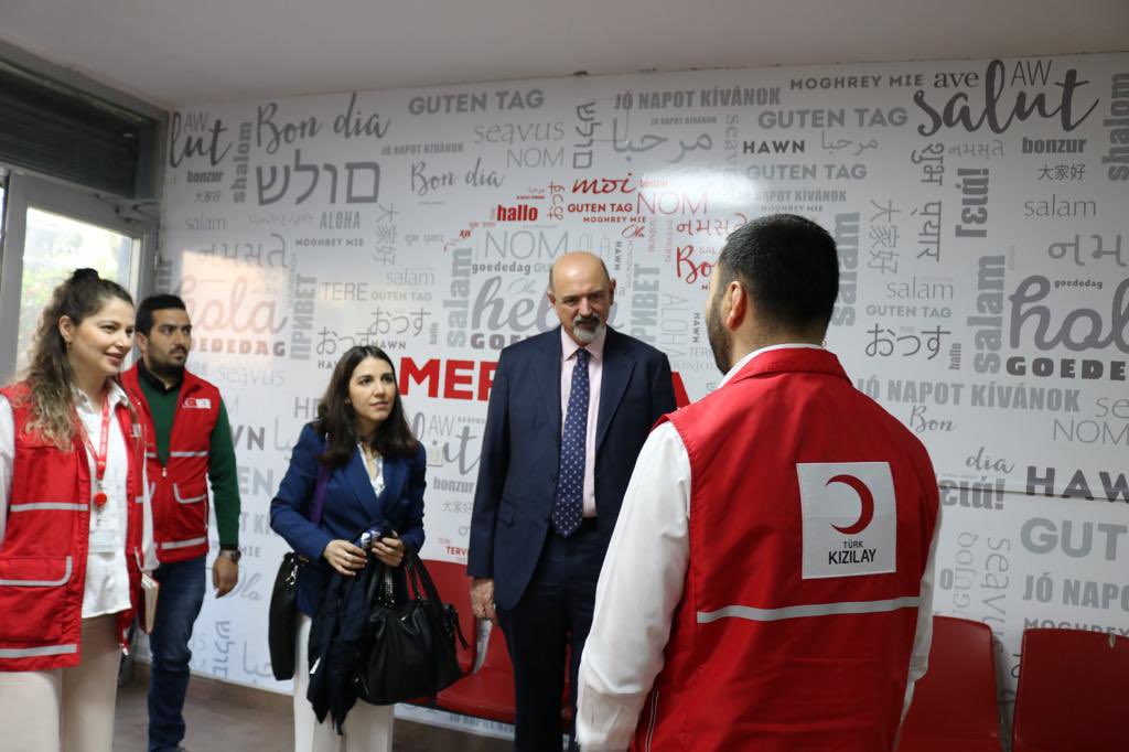 KizilayTM's tweet photo. 📍Gaziantep Toplum Merkezimizi ziyaret eden Avustralya'nın Türkiye Büyükelçisi Miles Armitage (@AusAmbTurkiye) ve Kamu Diplomasisi Yöneticisi Kübra Özdemir, deprem sonrasında devam etmekte olan faaliyetlerimiz hakkında bilgi aldı.🎯 https://t.co/cQfARUSDvv