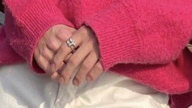 hanyujinbr's tweet photo. Como eu tinha muitos acessórios, falei para ele levar o que quisesse e ele escolheu o anel de ursinho. Ele disse "eu vou levar este ~" (com uma voz de bebê) e eu concordei. Então, esse é o anel que eu dei a ele de presente. O mais fofo é que ele usava em todos os lugares" https://t.co/fXjByFJH5f