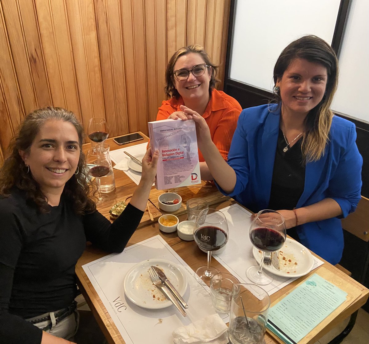 AndiePass's tweet photo. Momentos para atesorar y sueños cumplidos. Felicitaciones a María Raquel Burgueño por ser el “alma mater” y grandiosa escritora de esta gran obra y a nosotras - @giimeenaa_a- por colaborar con nuestro granito de arena y ser parte!!! 👏🏽 ✍️ https://t.co/MUJ9sHn5TB
