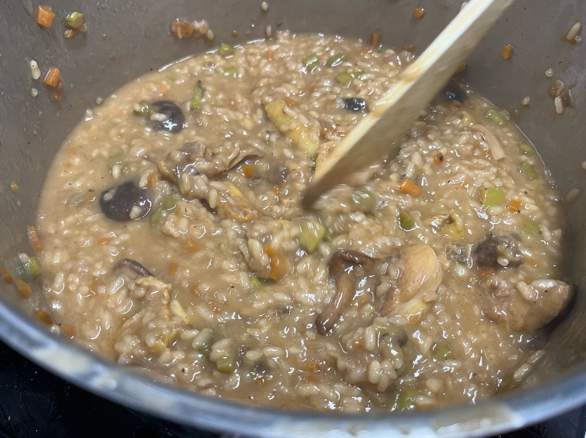 Es nota que els alumnes de 2n de #cfgm d’#EPA ja fa dies que en saben molt. Mireu si no quina meravella de #risotto de pollastre, bolets i espàrrecs verds que han preparat. I per pòstres, encara que no us hagueu quedat amb gana, tenim #profiterols amb #ganache de #xocolatablanca.