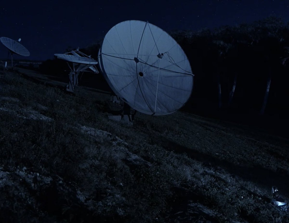 lovelymichaelj's tweet photo. PASÓ TANTO TIEMPO SOLO Y PERDIDO QUE CUANDO POR FIN ENCONTRÓ A SU SATELLITE YA NO TENÍA SUFICIENTE ENERGÍA PARA SEGUIR ESTANDO. ESTOY DESTROZADA https://t.co/3u514gS2BH