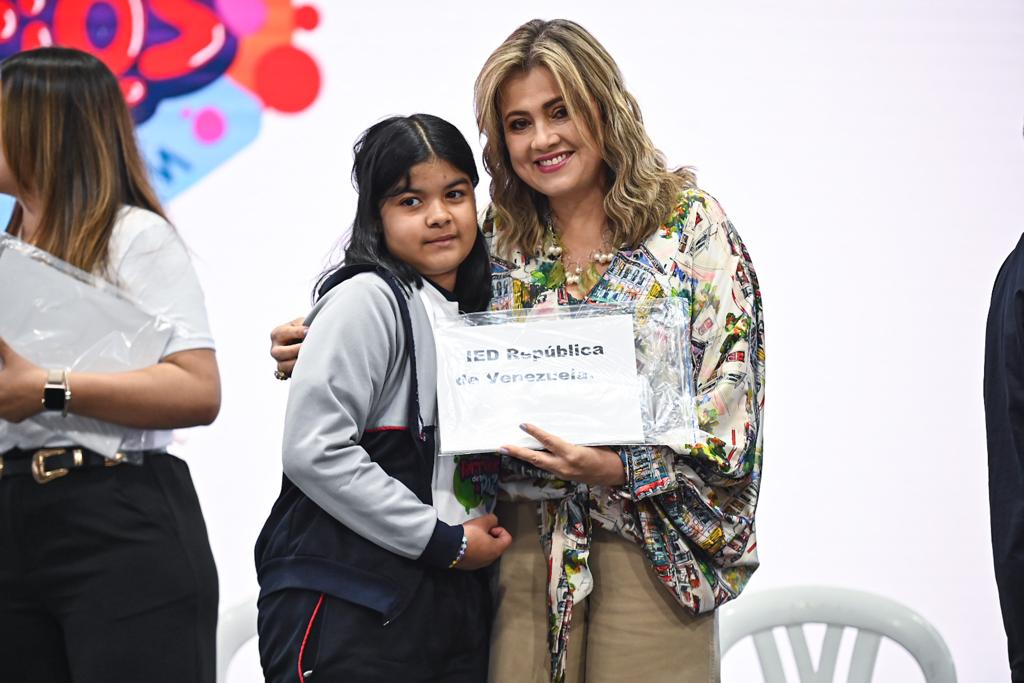 EdnaBonillaSeba's tweet image. 🙋‍♀️🙋‍♂️La formación hace parte de las líneas de acción de esta red y por eso, hoy graduamos a 2.000 líderes y lideresas estudiantiles en construcción de paz de 50 Instituciones Educativas Distritales y Privadas, resultado del trabajo desarrollado dentro de nuestro #ProgramaECO.