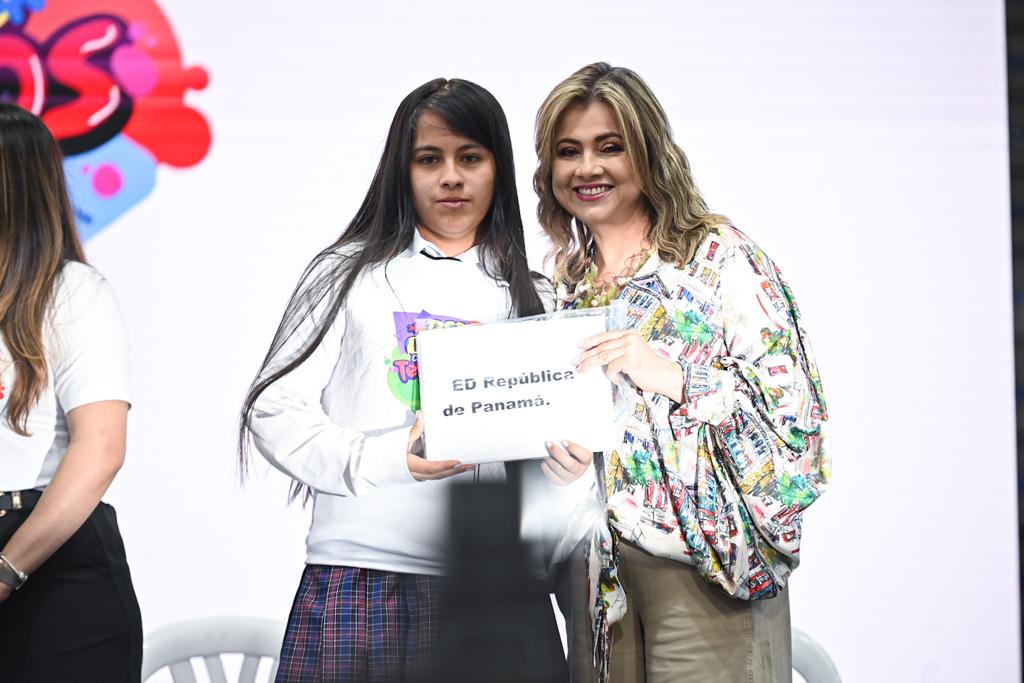 EdnaBonillaSeba's tweet image. 🙋‍♀️🙋‍♂️La formación hace parte de las líneas de acción de esta red y por eso, hoy graduamos a 2.000 líderes y lideresas estudiantiles en construcción de paz de 50 Instituciones Educativas Distritales y Privadas, resultado del trabajo desarrollado dentro de nuestro #ProgramaECO.