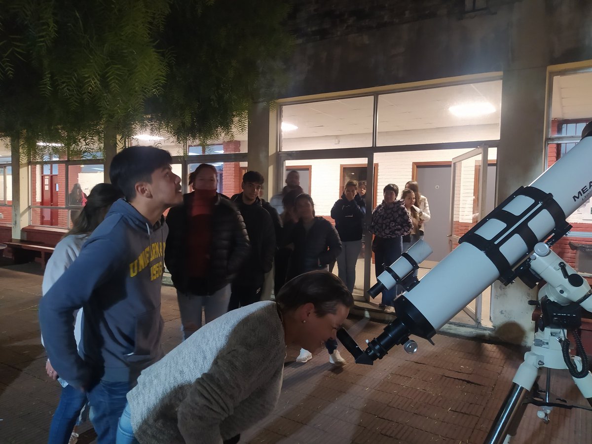ObservatorioL10's tweet photo. Ayer tuvimos observación de la Luna junto a alumnos y docentes del turno nocturno. https://t.co/cOWziAQI9K