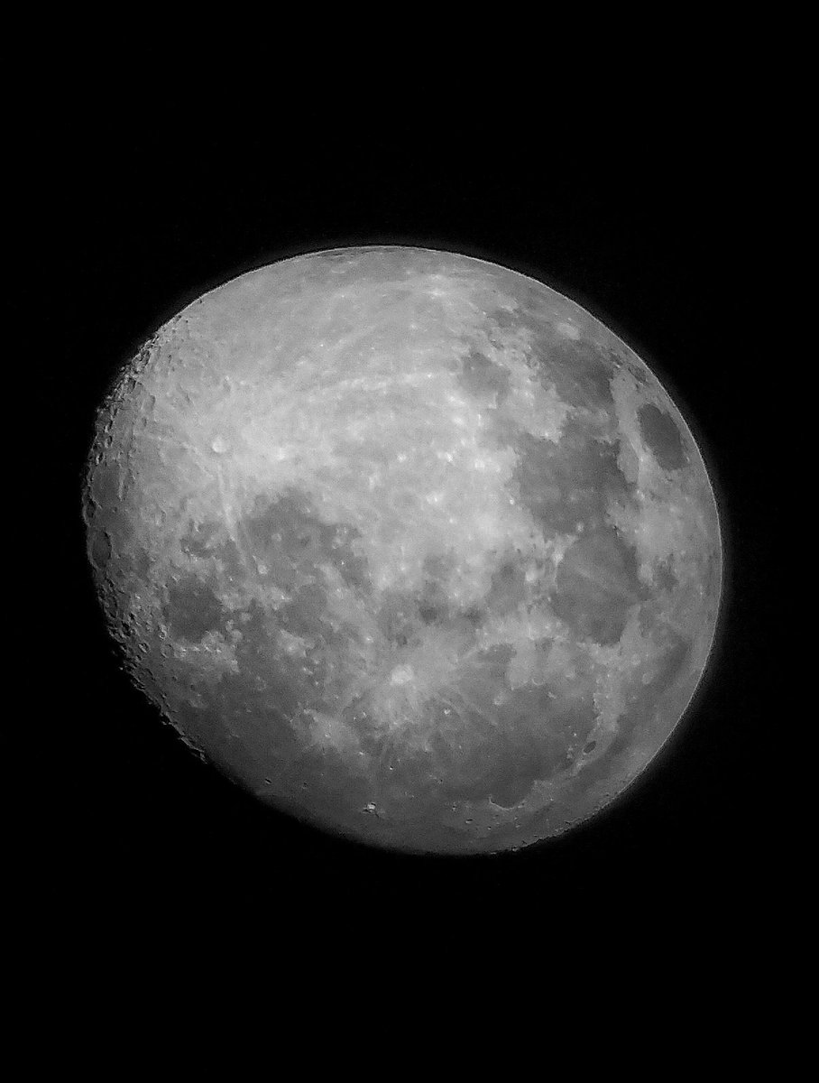 Ayer tuvimos observación de la Luna junto a alumnos y docentes del turno nocturno.