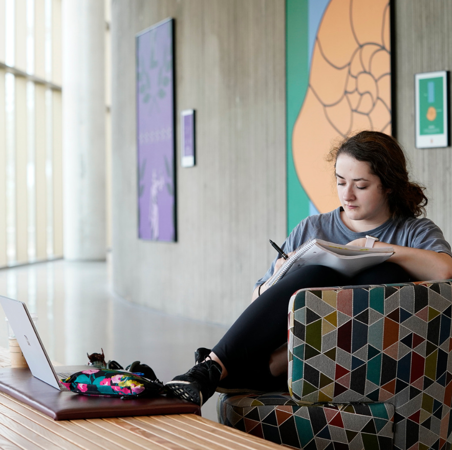 TAMUArtSci's tweet photo. HAPPY R E A D I N G DAY! 👍 study up, Ags, and #BTHOFinals 📚 💻 

#tamu23 #tamu24 #tamu25 #tamu26 https://t.co/AAMvMULMwN