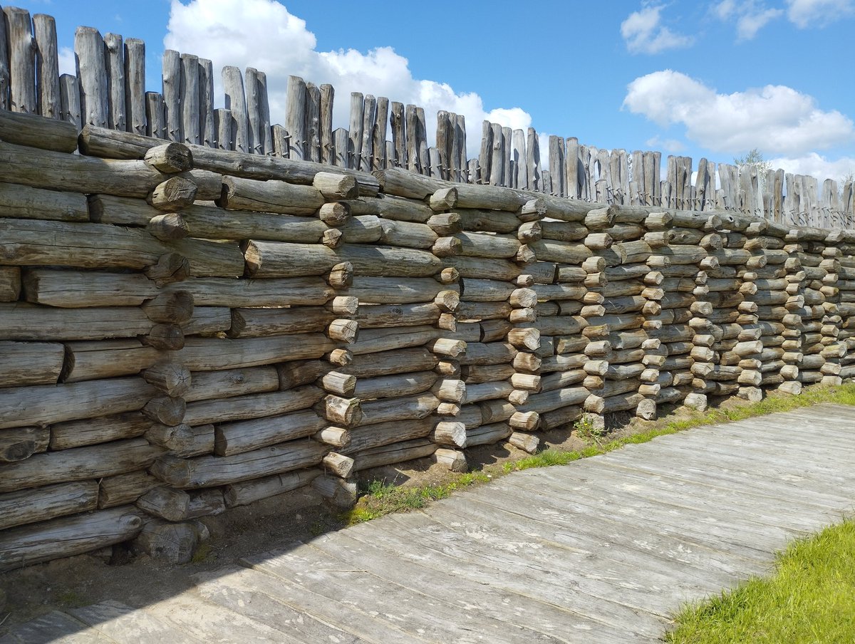 The reconstructed gate and box rampart of Biskupin's Late Bronze Age island fort 738 BCE (Poland) in the sunshine today #HillfortsWednesday #EAC13 @exarc_net