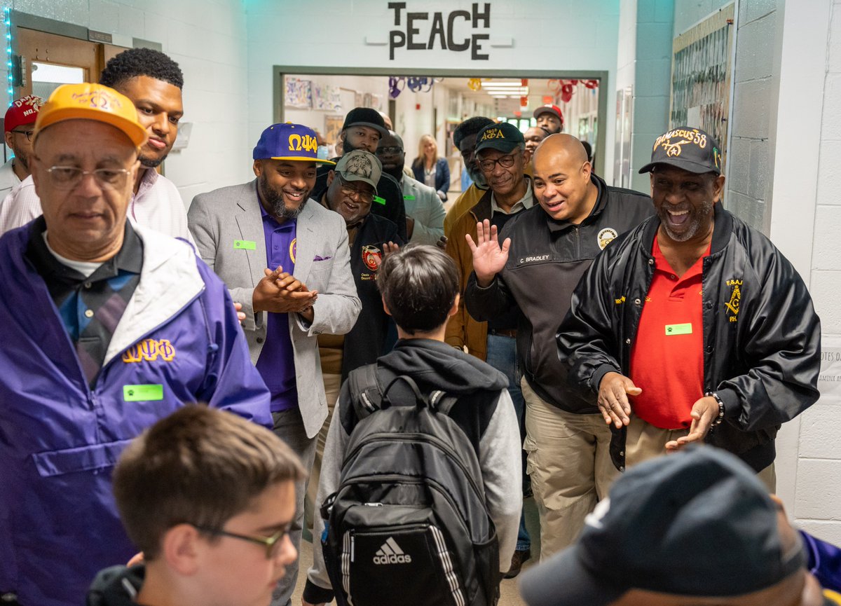 JCPSKY's tweet photo. ⚡️ FLASH DADS | The JCPS #FlashDads bring the sunshine wherever they go. ☀️

📸 For their last stop of the 2022-23 school year, they surprised students at @KenwoodElementa! #WeAreJCPS https://t.co/aOiahcJAD8