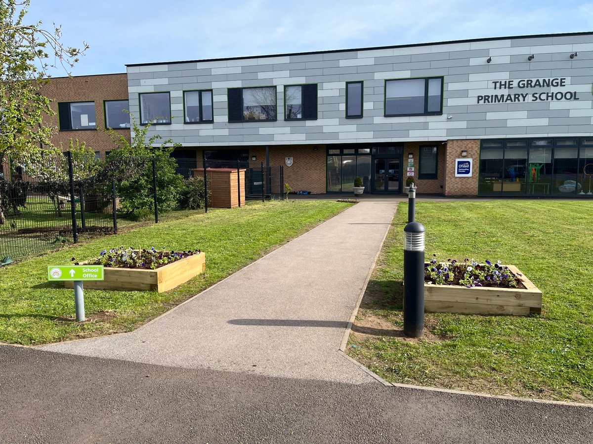 TGPS_NorthLincs's tweet photo. Year 1 and year 2 Gardening Club have been busy planting rose bushes and pansies in the Kings Coronation Garden. #TGPSbritishvalues #wellbeing https://t.co/JyoxAzPAvD