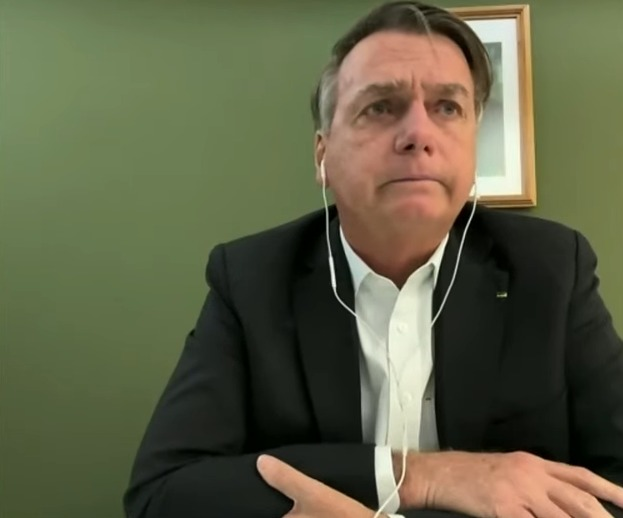 Metropoles's tweet photo. 🗣️Em entrevista à Jovem Pan, Bolsonaro se emocionou ao falar sobre o momento em que agentes pegaram o cartão de vacina da esposa, Michelle. "Acharam o cartão de vacina da minha esposa e tiraram fotografia. A suspeita era de fraude, mas ela tinha se vacinado", disse com voz embargada