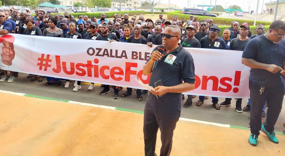 GovUgwuanyiNews's tweet photo. #JusticeforDons
#Governor Ifeanyi #Ugwuanyi of #Enugu State @Coal__City has placed N5m bounty on #killers of Engr. Dons #Udeh, #APGA #Governorship aspirant in the state.
…Releases another N5m to five communities in Ozalla for investigations...
https://t.co/G3A5AW8Aoy https://t.co/2hYTPMVlhV