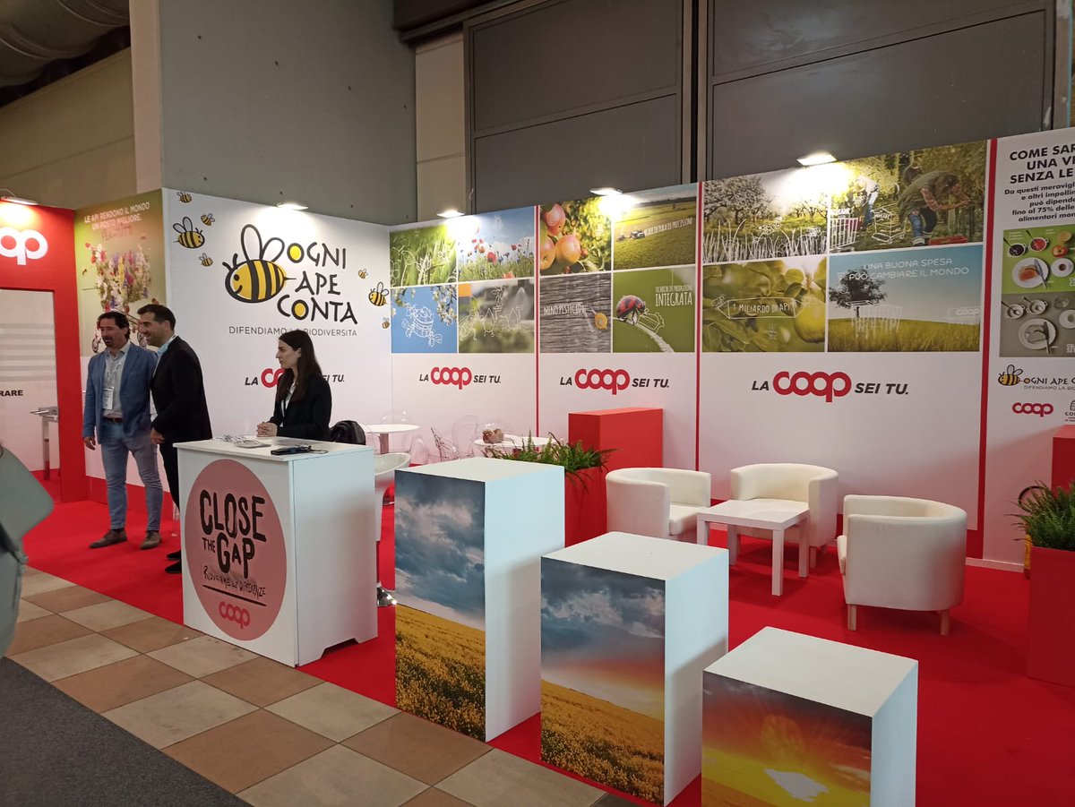 davide_e_galli's tweet photo. Con il team #infocoop abbiamo realizzato l'allestimento grafico dello stand di @Coopitalia a @MacfrutFiera 2023.
Per ragioni di spazio abbiamo dovuto togliere alcune campagne e iniziative su #sostenibilità e #ambiente. Ma è appagante avere così tanti contenuti veri da scegliere. https://t.co/SQUuFWGFKc