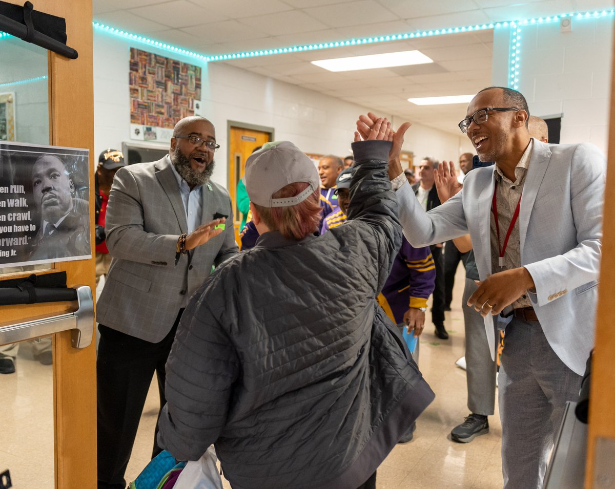 JCPSKY's tweet photo. Thank you, #FlashDads! #WeAreJCPS @JCPSDEP1 https://t.co/M2BNums0yo