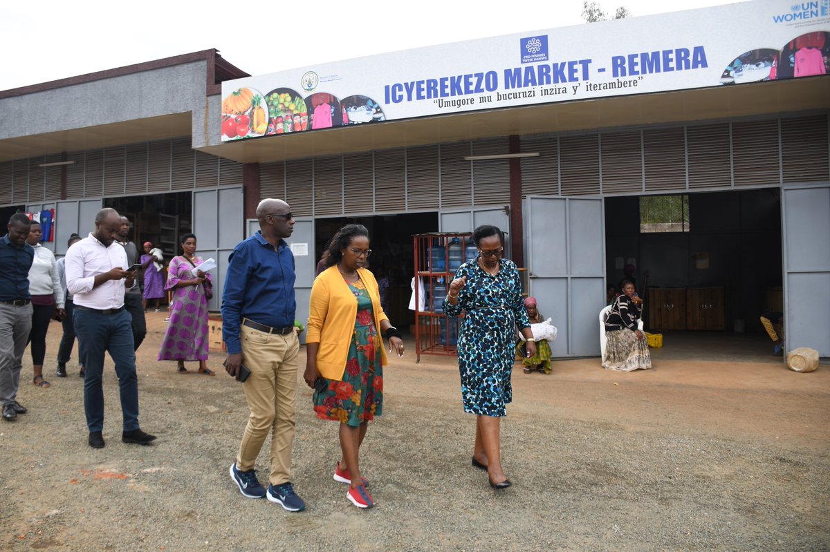 RwandaLocalGov's tweet photo. Uyu munsi, Umunyamabanga wa Leta @iassumpta n'umuyobozi w'Umujyi wa Kigali wungirije, Urujeni Martine basuye abahoze bacururiza ku mihanda mu masoko bubakiwe n'aho bashakiwe ho gukorera mu Turere twa Kicukiro, Nyarugenge na Gasabo mu rwego rwo kureba aho bageze biteza imbere. https://t.co/bCiKOxKNsy