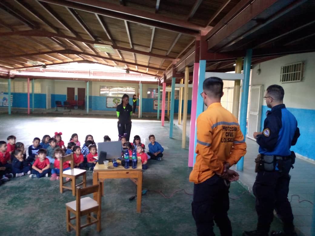 pclossalias's tweet image. Efectivos @pclossalias y @EmergenciasSAA dictaron taller de primeros auxilios a 48 alumnos de preescolar y 5 docentes en el centro de educación inicial &quot;Simoncito&quot; de La Rosaleda Sur. #pclossalias #siemprecontigo