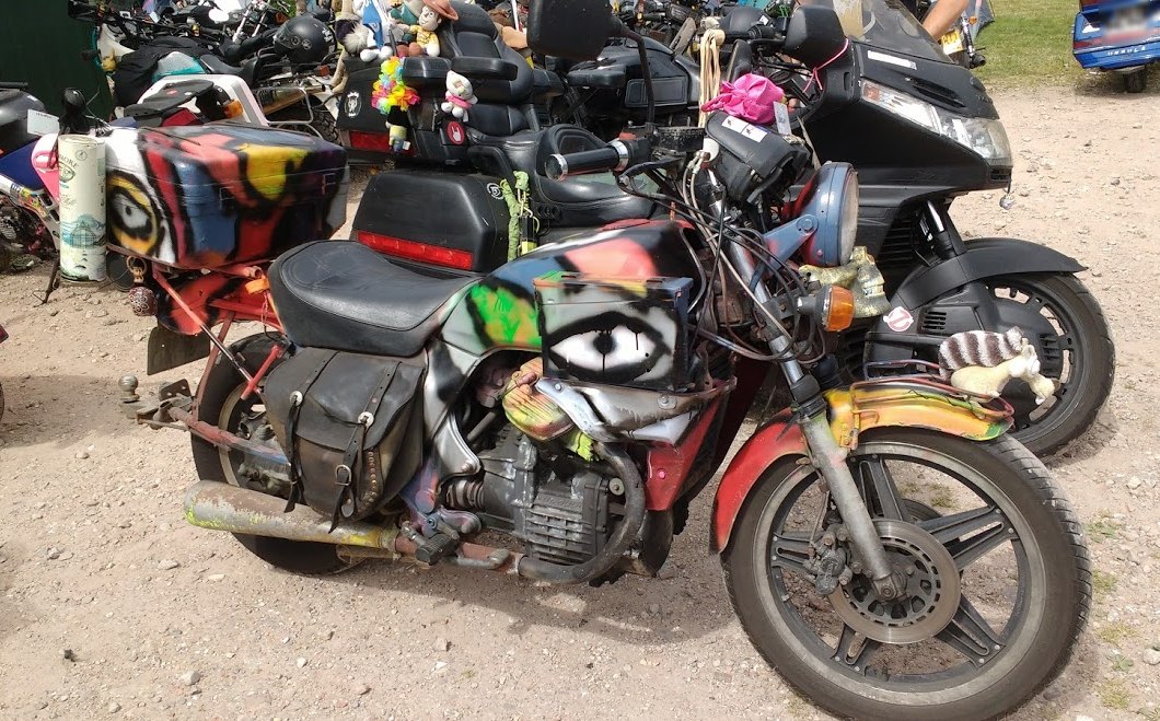 RatBikeZone's tweet photo. Dude, you painted your bike? what color? ALL OF THEM! 🎨🖌️ #ratbike #honda #cx650 #güllepumpe https://t.co/IdjioA6qiP