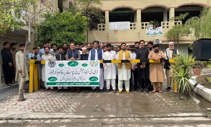 Hashtagkpk's tweet photo. On Tuesday, employees of Khyber Pakhtunkhwa's Information and Public Relations Department went on strike.
#امپورٹڈ_ڈی_جی_انفارمیشن_نامنظور https://t.co/BoytF8lDFV