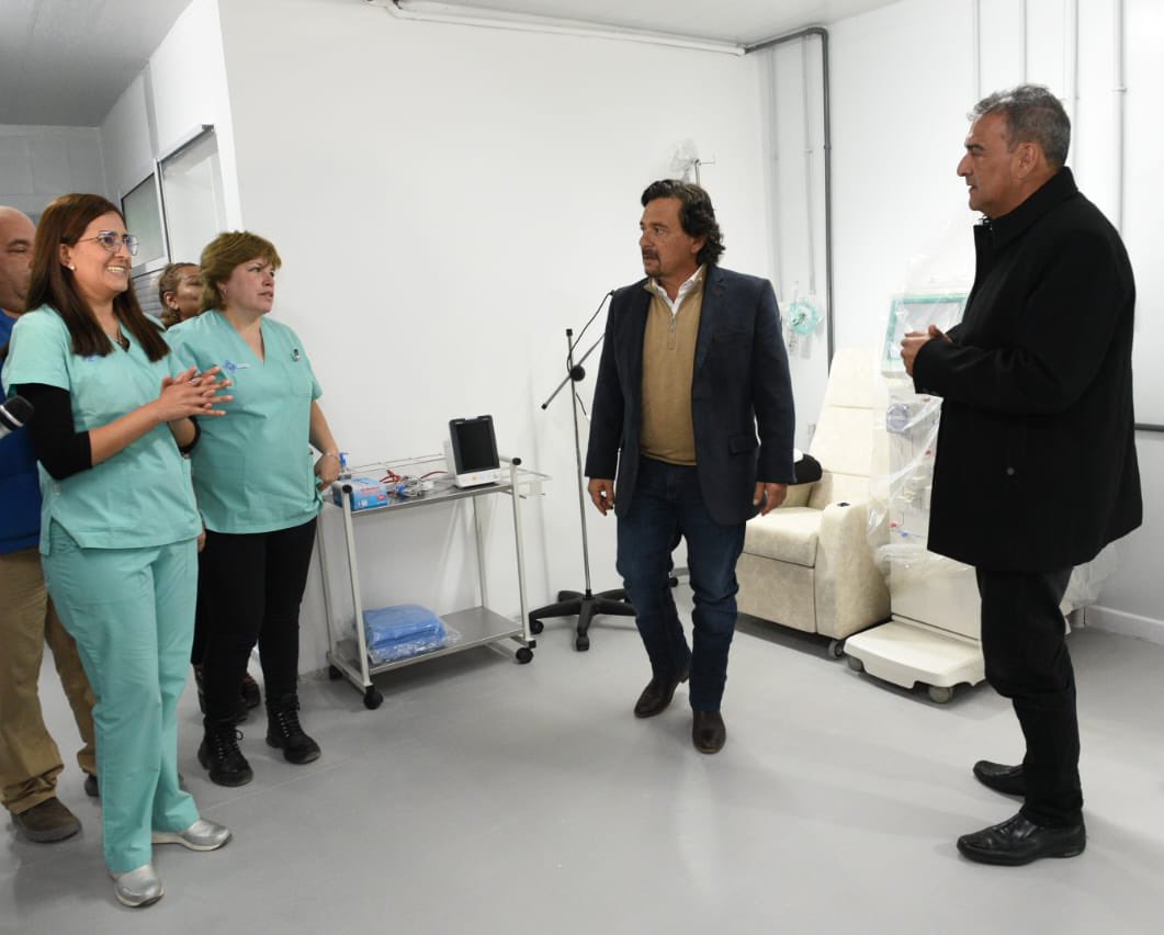 GustavoSaenzOK's tweet photo. Junto al ministro de Salud de la Provincia, @FedeMangioneOk, recorrimos el primer centro público de diálisis y oncología ambulatoria de los Valles Calchaquíes, instalado en el hospital modular de Cafayate 👏🏻 (+) https://t.co/TsN45sUz0N