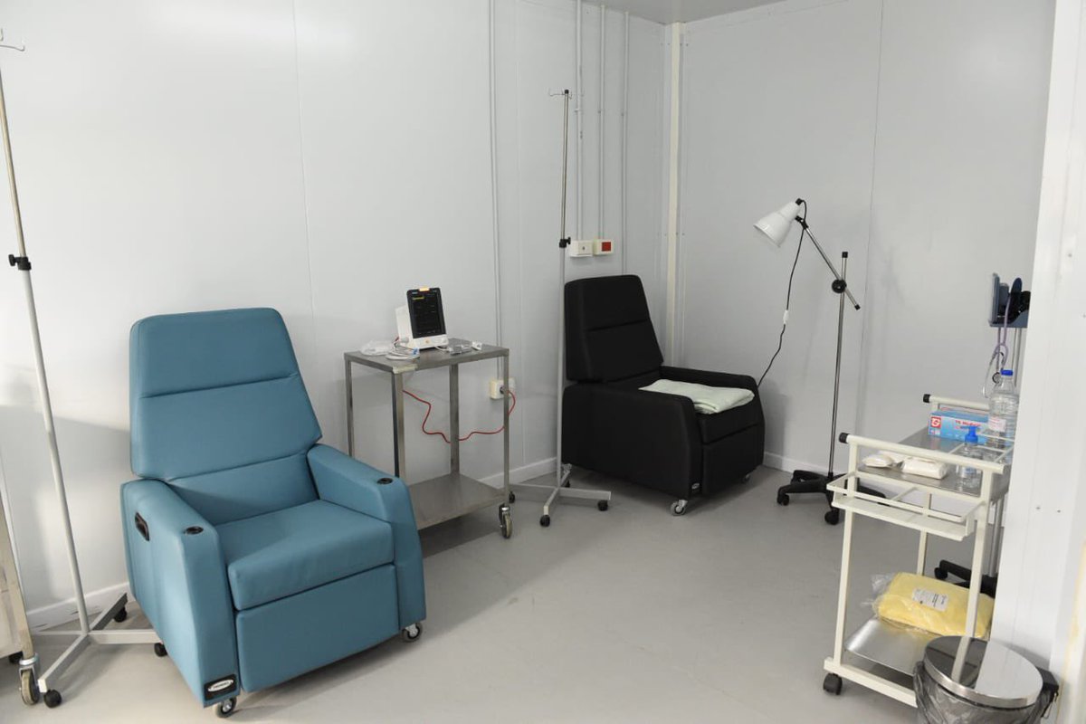 Junto al ministro de Salud de la Provincia, <a href="/FedeMangioneOk/">Federico Mangione</a>, recorrimos el primer centro público de diálisis y oncología ambulatoria de los Valles Calchaquíes, instalado en el hospital modular de Cafayate 👏🏻 (+)