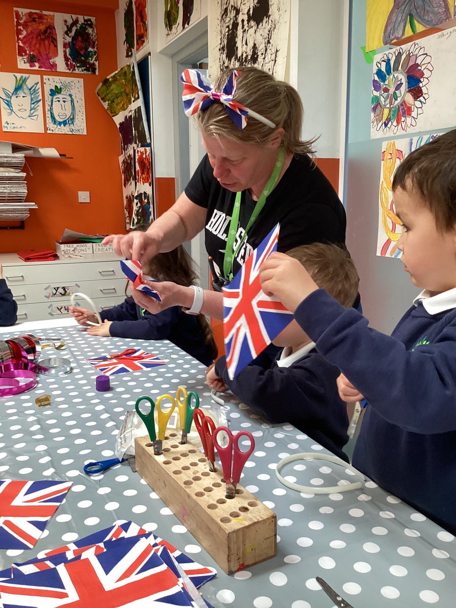 TreeHouseLTPA's tweet photo. More coronation decorations🇬🇧🇬🇧🇬🇧👑👑 https://t.co/nrnixnkfLe