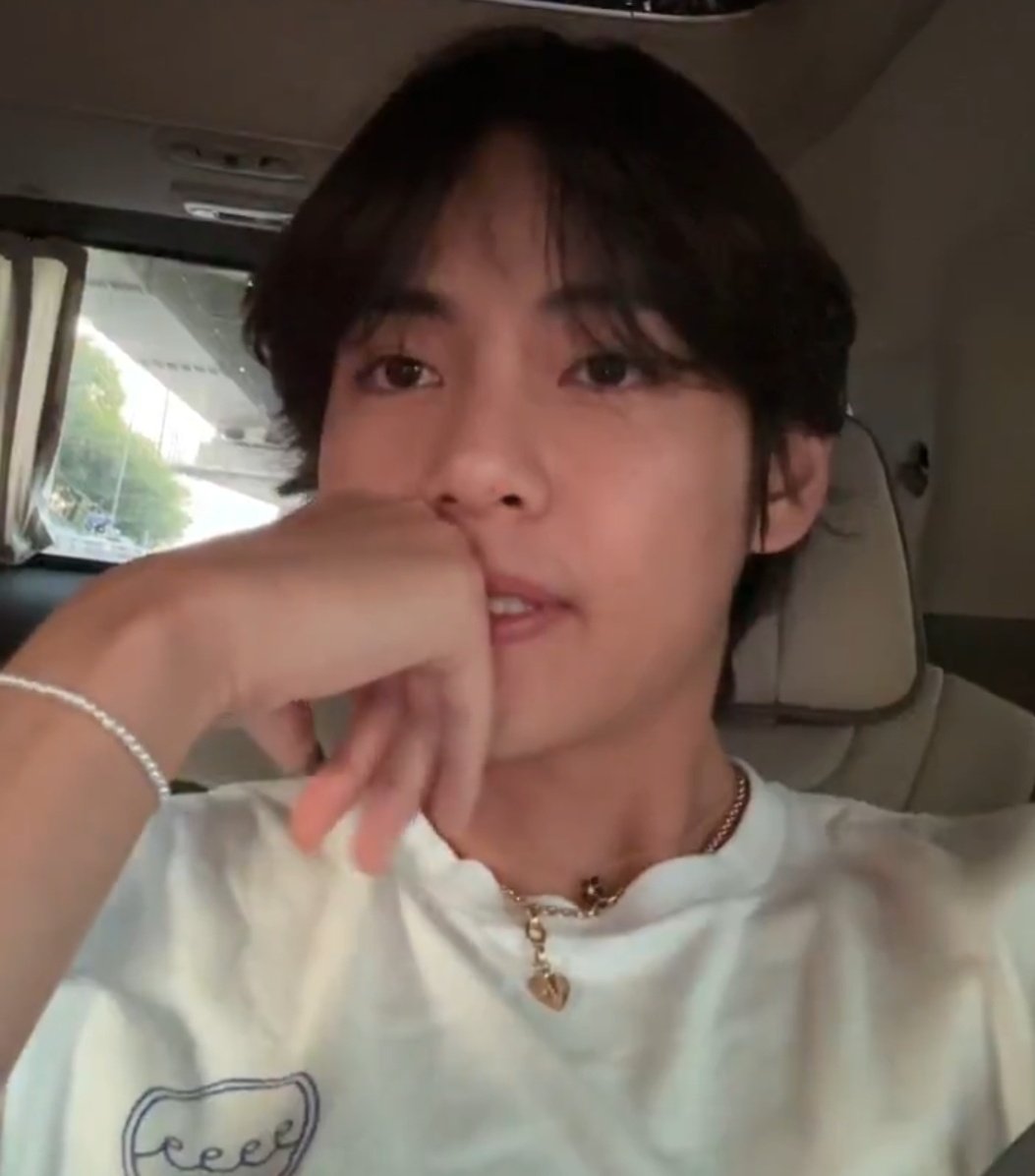 DaisyToDear's tweet photo. Taehyung's smooth and perfect honey skin is more beautiful than my future.😭

VEAUTIFUL WITH V
#MySkinMyPrideWithV https://t.co/FzBa0t3nqK