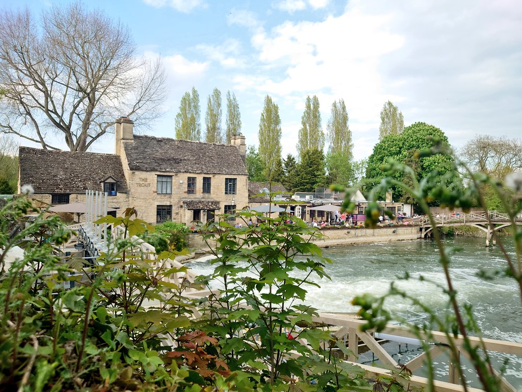 Ever wondered what walking in to a location from #TheBookOfDust looks like? Wonder no more...

Find #HisDarkMaterials  in our world (and a major setting of #TheBelleSauvage) at <a href="/TheTroutOxford/">The Trout Oxford</a>. 

(Coincidentally, we spoke to Alice who made our lunch booking.)