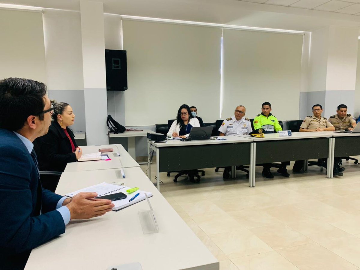 ANT_ECUADOR's tweet photo. Se realizó la Mesa de Seguridad para exponer los resultados obtenidos durante el Feriado por el #DíaDelTrabajo, con la participación de @ECU911_, @PoliciaEcuador, @SPPAT_Ec, Secretaría de @Riesgos_Ec, ANT, @CTEcuador, @AMT_Quito, @AMEcuador y @ObrasPublicasEc. https://t.co/njOoEkeLWo