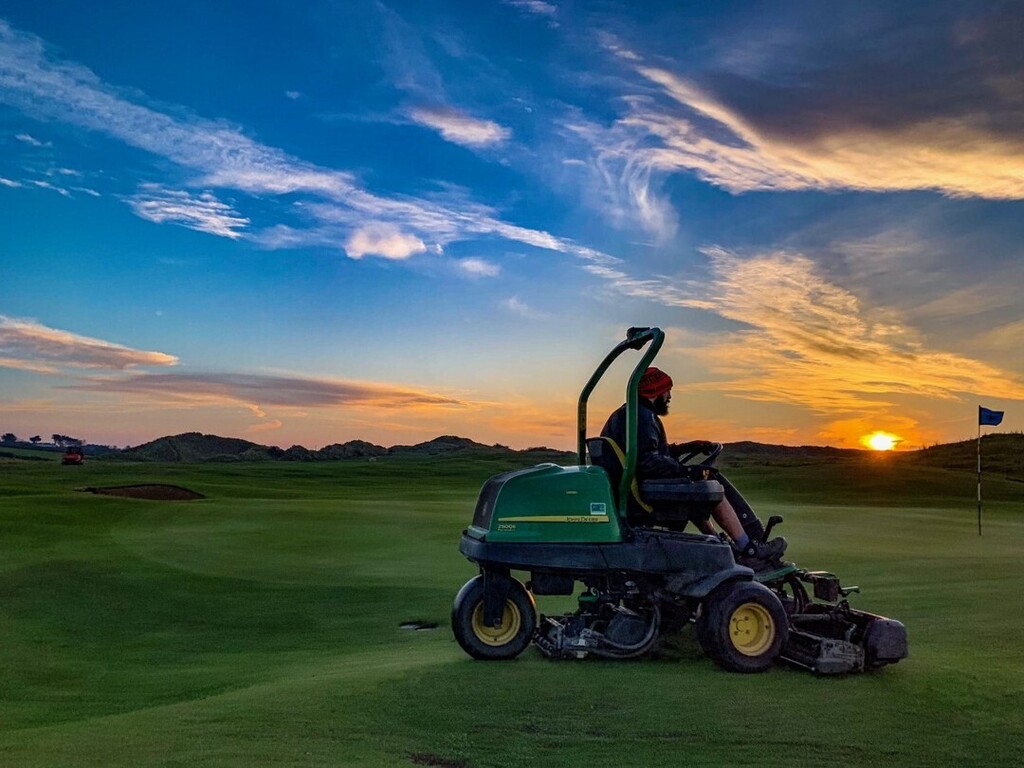 stenodocgolf's tweet photo. Green keepers start before dawn to get the course ready !
#stenodocgolfcourse #stenodoc #stenodocgolfclub
#golfincornwall #SWgolf #golf #golfing #worldtop100golf #top100golfcourses
#linksgolf #golf #golfing
#cornwall #cornwallcoast #visitcornwall #jamesb… https://t.co/SqBE88dNMv https://t.co/wrOkchlZVM