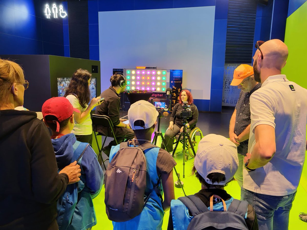Apivia_'s tweet photo. Plus de 200 personnes réunies aujourd’hui sur le Village sport/santé co-organisé par @MacifAssurances &amp; #Apivia au @MuseeduSport à @VilledeNice !
Pour l’occasion, notre athlète @ChupinJulie est venue à la rencontre des jeunes pour partager son expérience d'archère paralympique 🏹 https://t.co/3XperTyewB