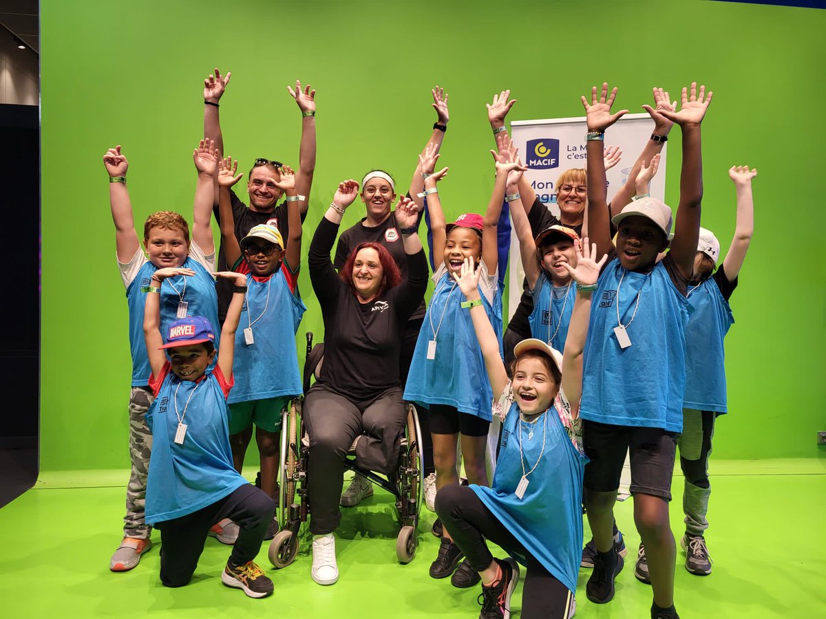 Apivia_'s tweet photo. Plus de 200 personnes réunies aujourd’hui sur le Village sport/santé co-organisé par @MacifAssurances &amp; #Apivia au @MuseeduSport à @VilledeNice !
Pour l’occasion, notre athlète @ChupinJulie est venue à la rencontre des jeunes pour partager son expérience d'archère paralympique 🏹 https://t.co/3XperTyewB