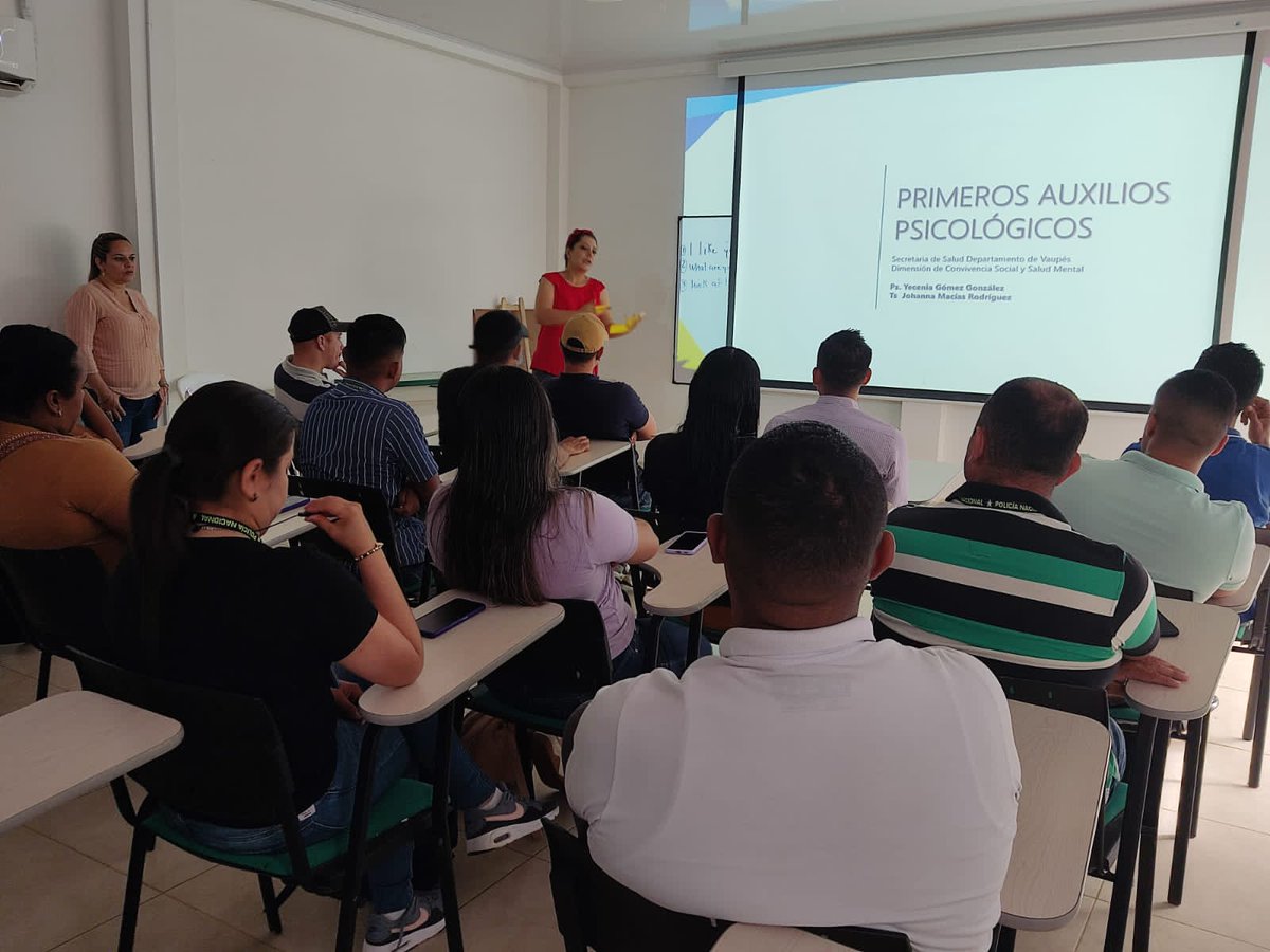 PoliciaVaupes's tweet image. La Secretaria de Salud Departamental y Salud Mental realiza capacitación y prevención de primeros auxilios psicológicos a los funcionarios de #EMITU y #SIPOL  como fortalecimiento a la convivencia social frente a la atención y Prevención del Suicidio y #ConsumoDeEstupefacientes