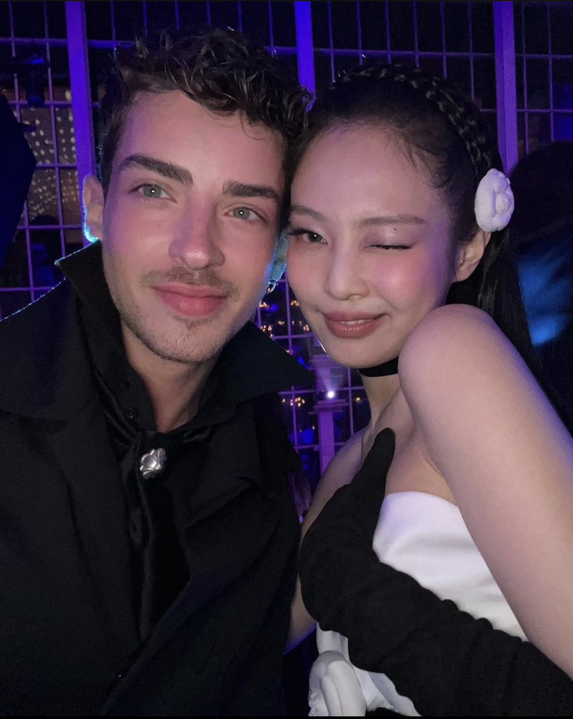 BLACKPINKMX1's tweet photo. Manu Ríos conocido por salir en 'Elite' vía Instagram con #JENNIE!

#BLACKPINK #BLACKPINKMÉXICO https://t.co/OQYZ0NiP5z