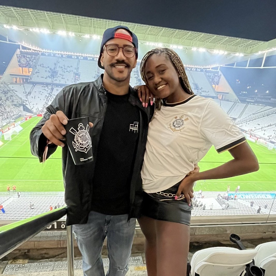 tracklist's tweet photo. Alface e Sarah Aline, do #BBB23, curtindo uma partida do Corinthians juntos ⚽️ https://t.co/rNV5uB86QP