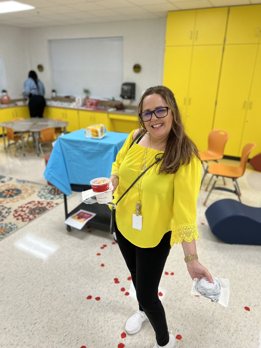 Griggs_AISD's tweet photo. Thank you #ChosenBehavioralConcepts for blessing our teachers with breakfast this morning! @AldineISD @drgoffney @sherreedjohnson @galvansonia3 #TeacherAppreciationWeek2023 💛 https://t.co/x7LMA2bxGA