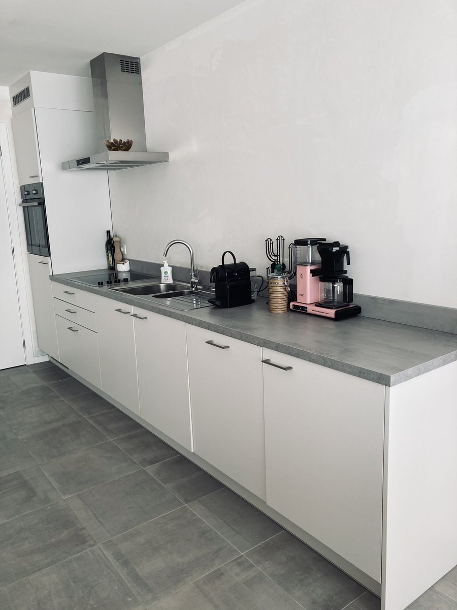 arnodoess's tweet photo. Need your help! Keuken uit nieuwbouwapp is te koop. 1 jaar gebruikt. Incl: kookvuur, dampkap en frigo (alles AEG), excl: oven, vaatwas en kraan. Lengte: 3,92m, diepte: 60 cm, hoogte hoogste kast: 2,5m. Mag weg voor een prikje! Delen is lief! Hem kopen nog beter. Info via DM #dtv https://t.co/7LLqYoiP2B