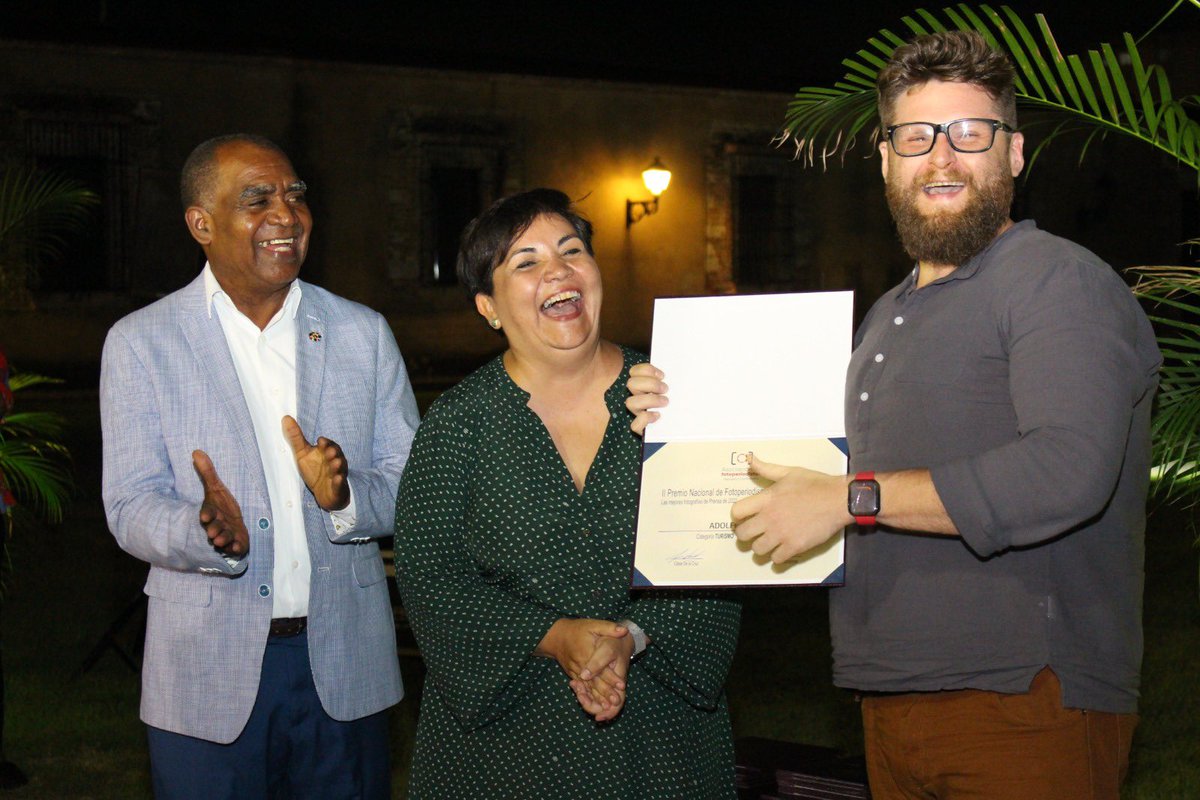 Fotoperiodista5's tweet photo. La Asociación de Fotoperiodista de la República Dominicana #AFPRD celebró ayer la entrega del #FOTOPRENSA2023, un evento que celebra el trabajo de los fotoperiodistas en República Dominicana reconociendo su capacidad para contar historias a través de las imágenes. 🇩🇴 https://t.co/IfW6yFKzSE