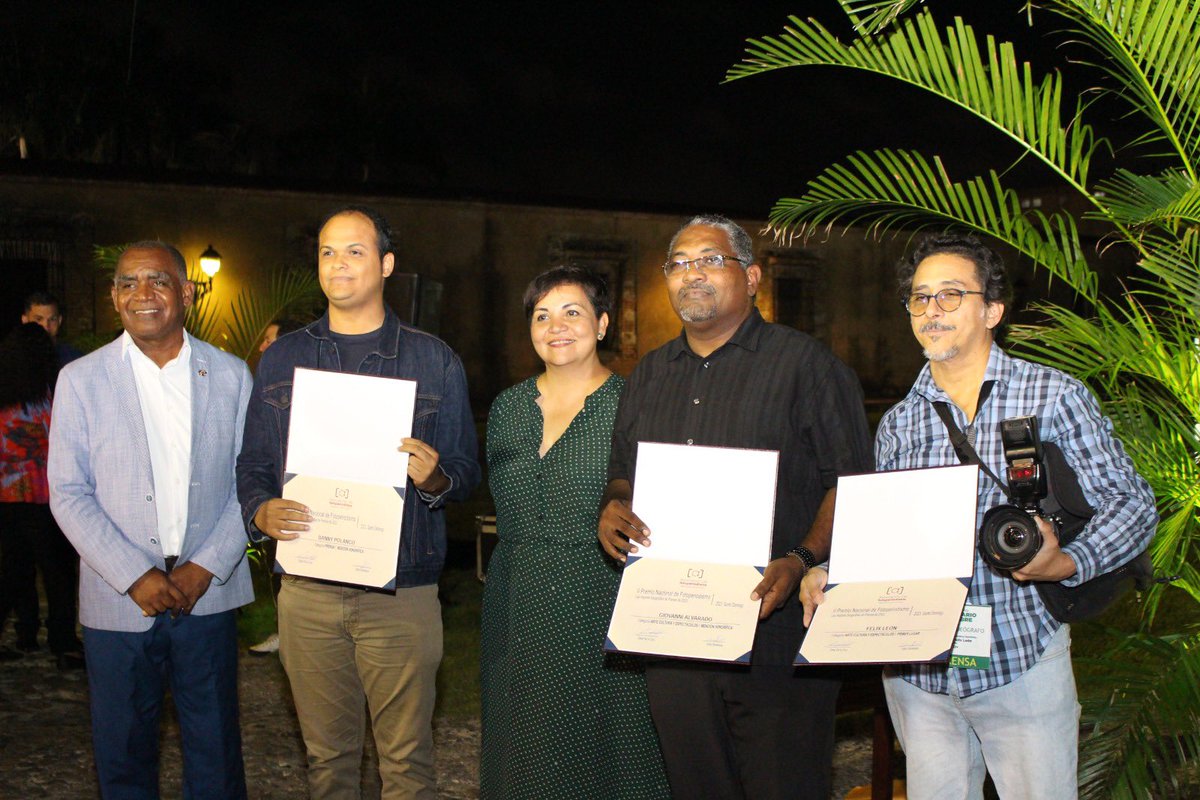 Fotoperiodista5's tweet photo. La Asociación de Fotoperiodista de la República Dominicana #AFPRD celebró ayer la entrega del #FOTOPRENSA2023, un evento que celebra el trabajo de los fotoperiodistas en República Dominicana reconociendo su capacidad para contar historias a través de las imágenes. 🇩🇴 https://t.co/IfW6yFKzSE