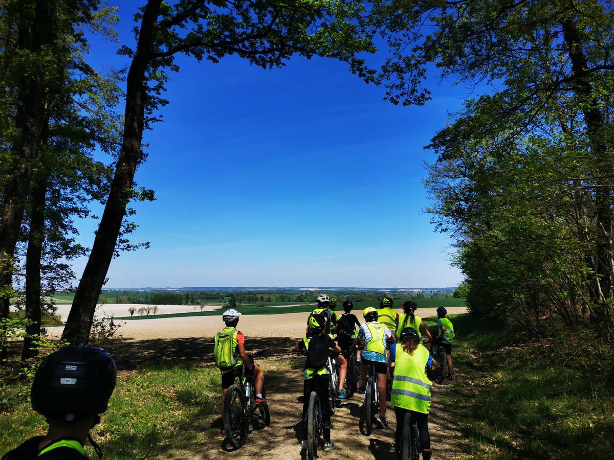 TomBCD21's tweet photo. Le @BedelCollege participe au tour académique à vélo, les élèves se préparent et attendent ce moment avec impatience ! 🚴⏳

Notre patrimoine, les forêts et champs alentours sont donc le terrain de jeu de nos élèves !🍃
@fredelavienne
@unss86
#developpementdurable https://t.co/OqCKP4mtJJ