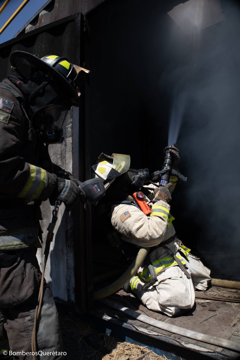 BomberosQro's tweet photo. La capacitación es una de las mejores formas de hacerle frente a las emergencias.

En el Instituto de Capacitación contamos con una amplia gama de cursos dirigidos a cuerpos de emergencias, brigadas industriales y el público en general.

📲 https://t.co/jrKu6YmqSy
☎️ 442 212 1314 https://t.co/bmhzfeW37M